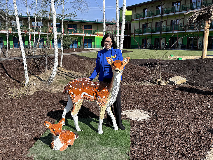Legoland Chefin Manuela Stone vor einigen der neuen Lego Modelle bei der Legoland Waldabenteuer Lodge, die am 15.03.2024 vorgestellt wurde  ©Foto: Martin Schmitz) 